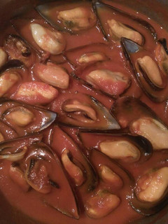 Una foto de Mejillones con tomate
