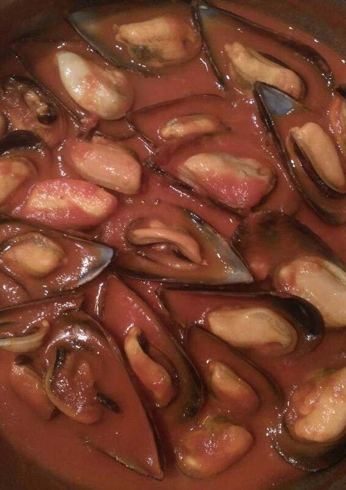 Una foto de Mejillones con tomate