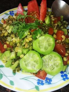 अंकुरित मूंग चाट (Ankurit moong chaat recipe in Hindi) रेसिपी मुख्य फोटो