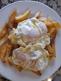 Una foto de Huevos fritos con patatas