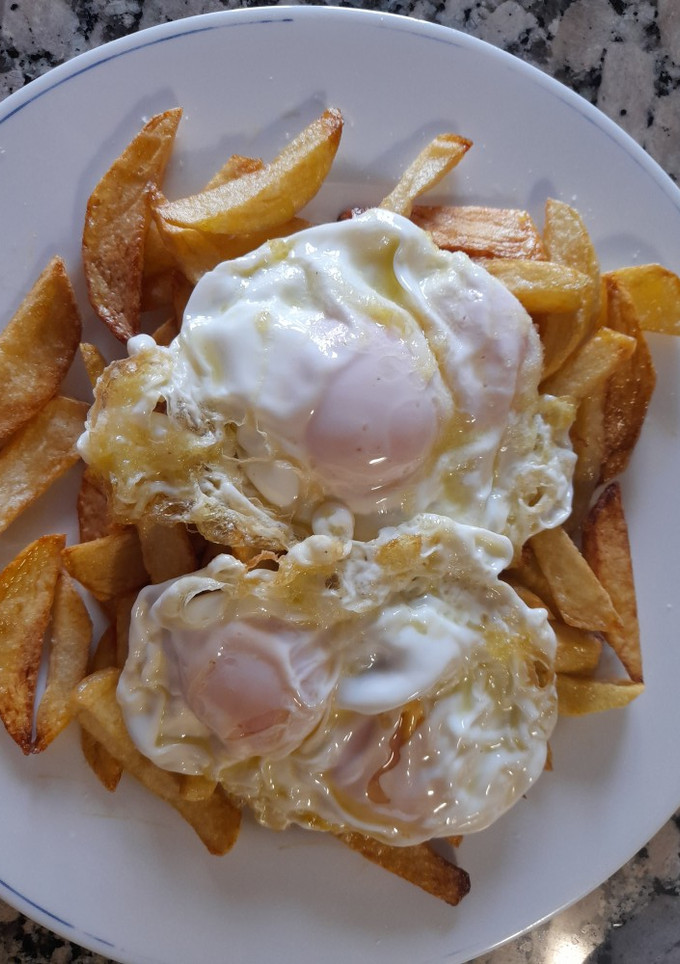 Una foto de Huevos fritos con patatas