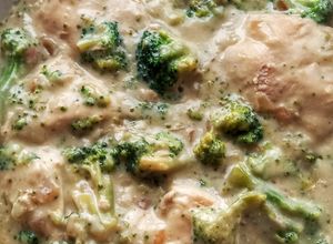 Una foto de Pollo en crema con brócoli común o saludable 🥦