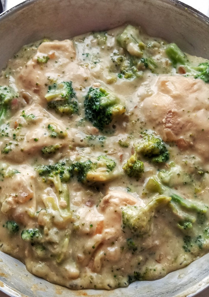 Una foto de Pollo en crema con brócoli común o saludable 🥦