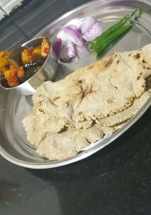 A picture of Bajra roti.