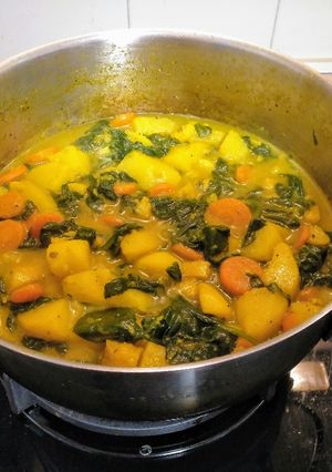 Una foto de Potaje de merluza con patatas y espinaca
