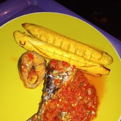 A picture of Oven grilled Boli, fried fish and pepper stew.