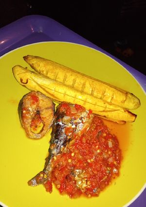 A picture of Oven grilled Boli, fried fish and pepper stew.