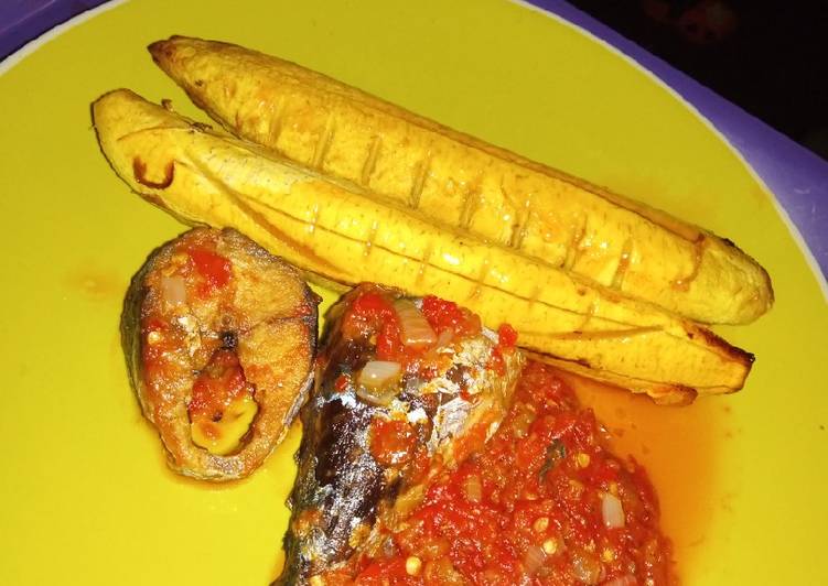 Recipe: Tasty Oven grilled Boli, fried fish and pepper stew