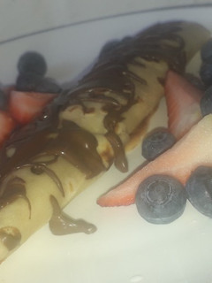 Una foto de Panqueque con dulce de leche frutilla y arándanos
