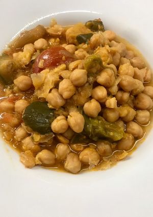 A picture of Chickpeas with Vegetables in the Crockpot (Slow Cooker).