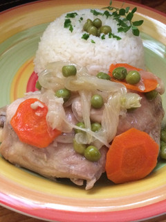 Una foto de Pollo arvejado con arroz blanco