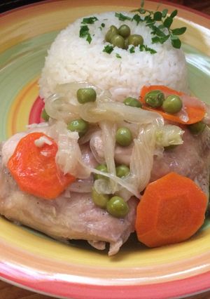 Una foto de Pollo arvejado con arroz blanco