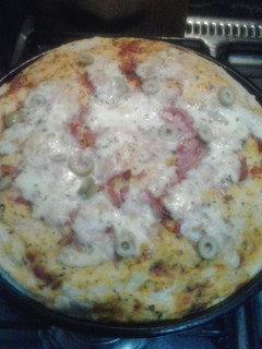Una foto de Pizza rellena y otra con levadura