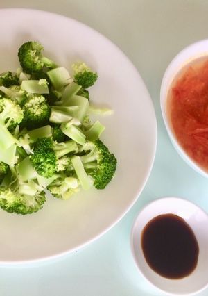 Hình của món Bông cải xanh luộc chấm xì dầu và canh tỏi cà chua.