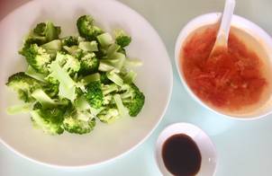 Bông cải xanh luộc chấm xì dầu và canh tỏi cà chua