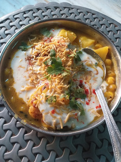 आलू टिकिया चाट (Aloo tikiya chaat recipe in hindi) रेसिपी मुख्य फोटो