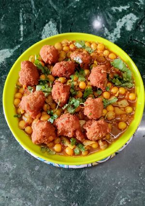 A picture of Leftover Chana daal Pakoda With Ghugni.
