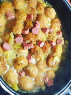 Una foto de Albóndigas de pollo con manzana y salchichas