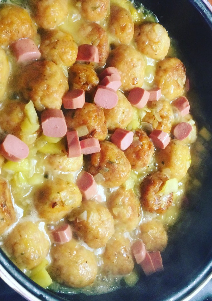 Una foto de Albóndigas de pollo con manzana y salchichas