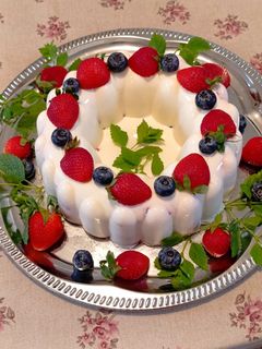 Sütés nélküli epres, áfonyás joghurttorta recept fotója