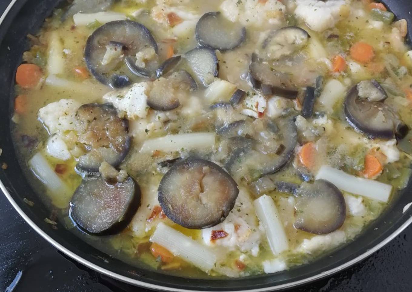 Bacalao con chips de berenjena y espárragos