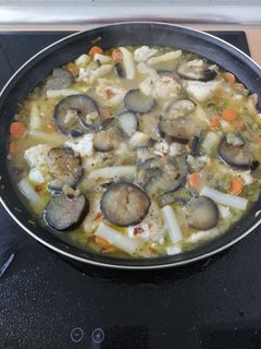 Una foto de Bacalao con chips de berenjena y espárragos