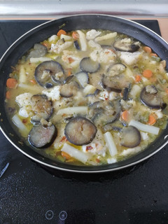 Una foto de Bacalao con chips de berenjena y espárragos