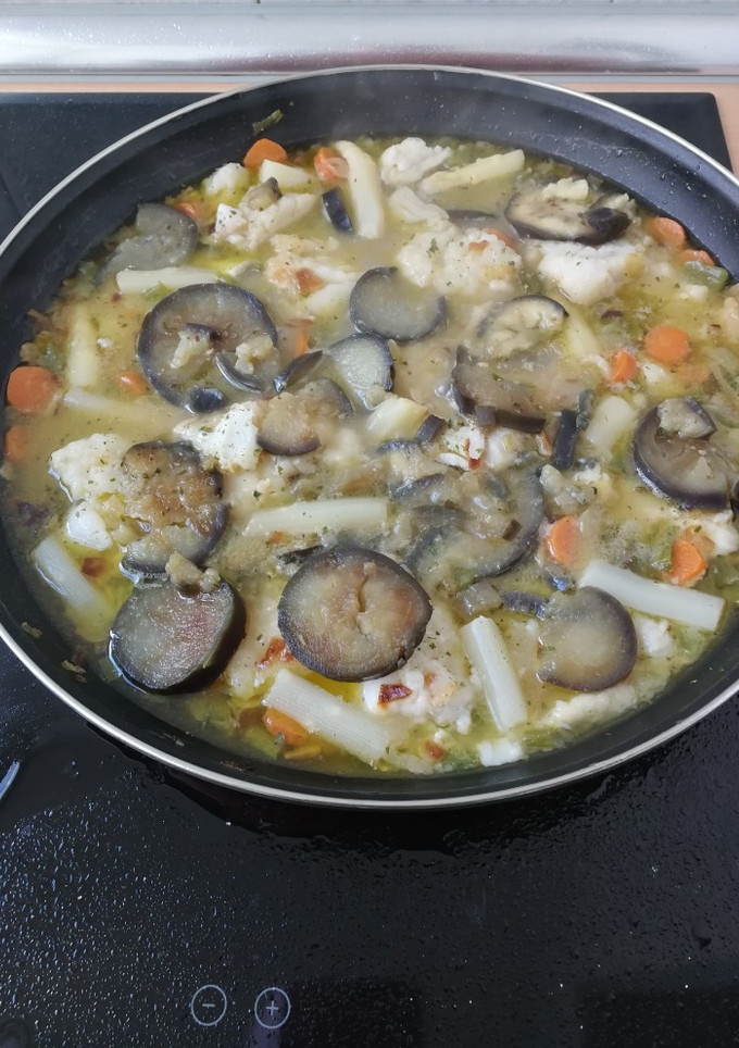 Una foto de Bacalao con chips de berenjena y espárragos