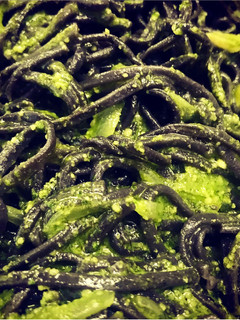 Una foto de Receta fusión: Pasta negra con pesto de almendras, ajo confitado y un toque picante 🌶