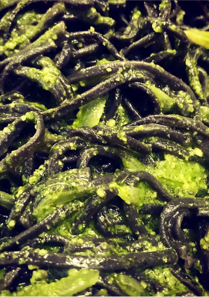 Una foto de Receta fusión: Pasta negra con pesto de almendras, ajo confitado y un toque picante 🌶