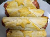 Rollitos de salchicha con guarnición de papitas con romero