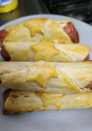 Una foto de Rollitos de salchicha con guarnición de papitas con romero