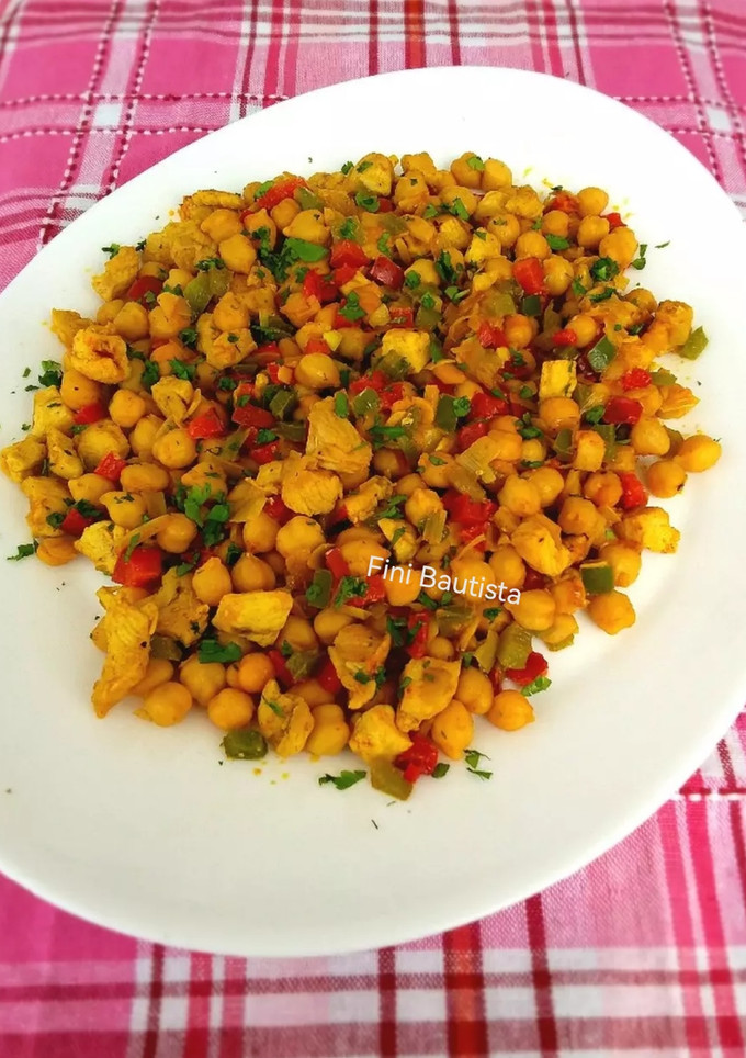 Una foto de Salteado de garbanzos con pollo