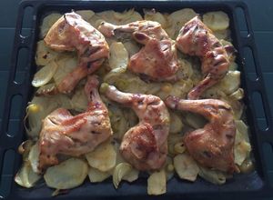 Una foto de Muslos de Pollo al Horno con patatas