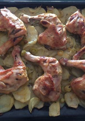 Una foto de Muslos de Pollo al Horno con patatas