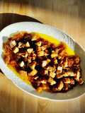 Solomillo de cerdo sobre cebolla caramelizada