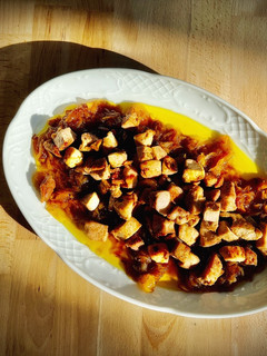 Una foto de Solomillo de cerdo sobre cebolla caramelizada