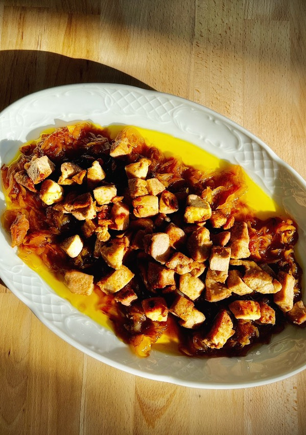 Una foto de Solomillo de cerdo sobre cebolla caramelizada