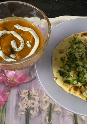 A picture of Butter chicken with garlic nan.
