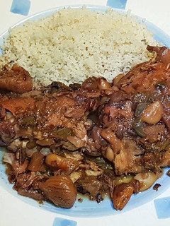 Una foto de Tajine de Pollo con Higos y Almendras