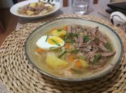 Una foto de ramen con col