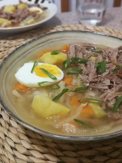 Una foto de Ramen con repollo y ternera