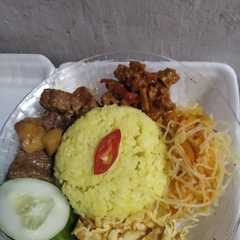 A picture of Nasi kuning.
