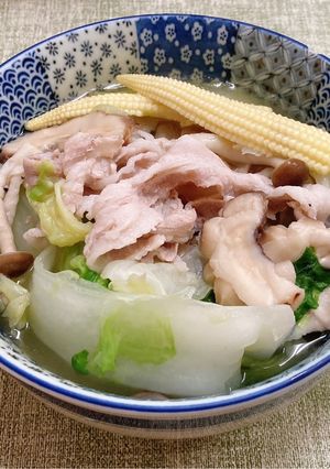 白菜肉片菇菇燉菜 的食譜成品照片