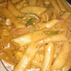 A picture of White sauce pasta.