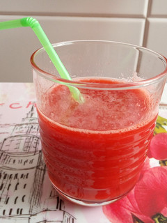 Una foto de Zumo de kiwi y fresas