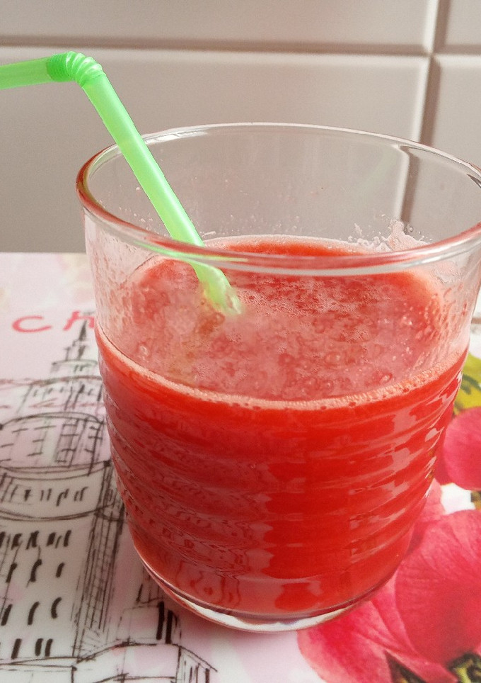 Una foto de Zumo de kiwi y fresas