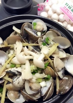 酒蒸菇菇蛤蜊 的食譜成品照片