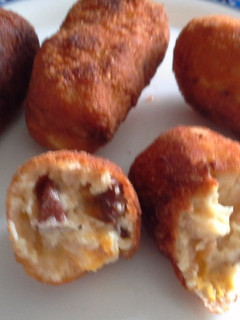 Una foto de Croquetas de chorizo y huevos fritos, con queso