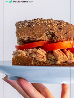 Una foto de Bocadillo de atún con tomate 🐟🍅